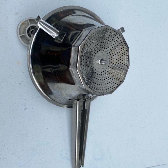 Vintage strainer with handle and grinder - Picture 3 of 3